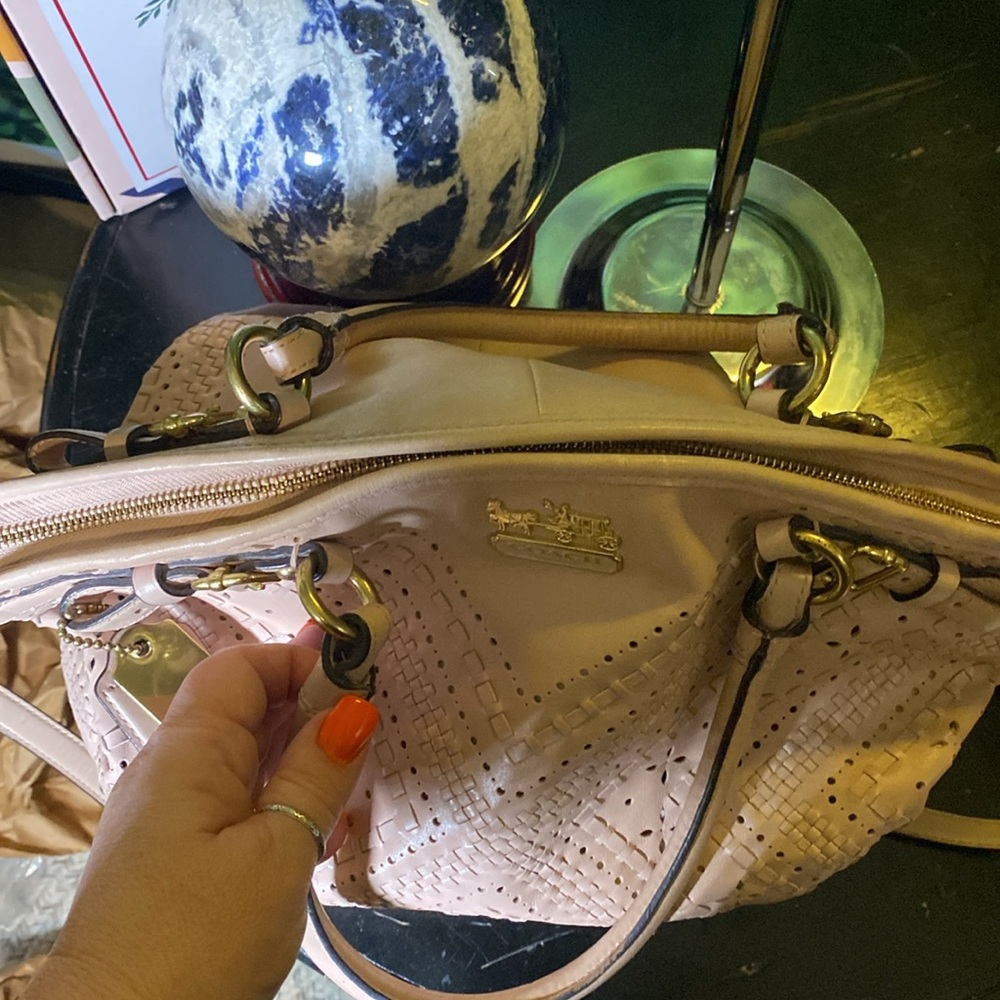 Coach blush pink shoulder bag. This bag is fire!! Pink and brass ❤️🔥 - Picture 13 of 16